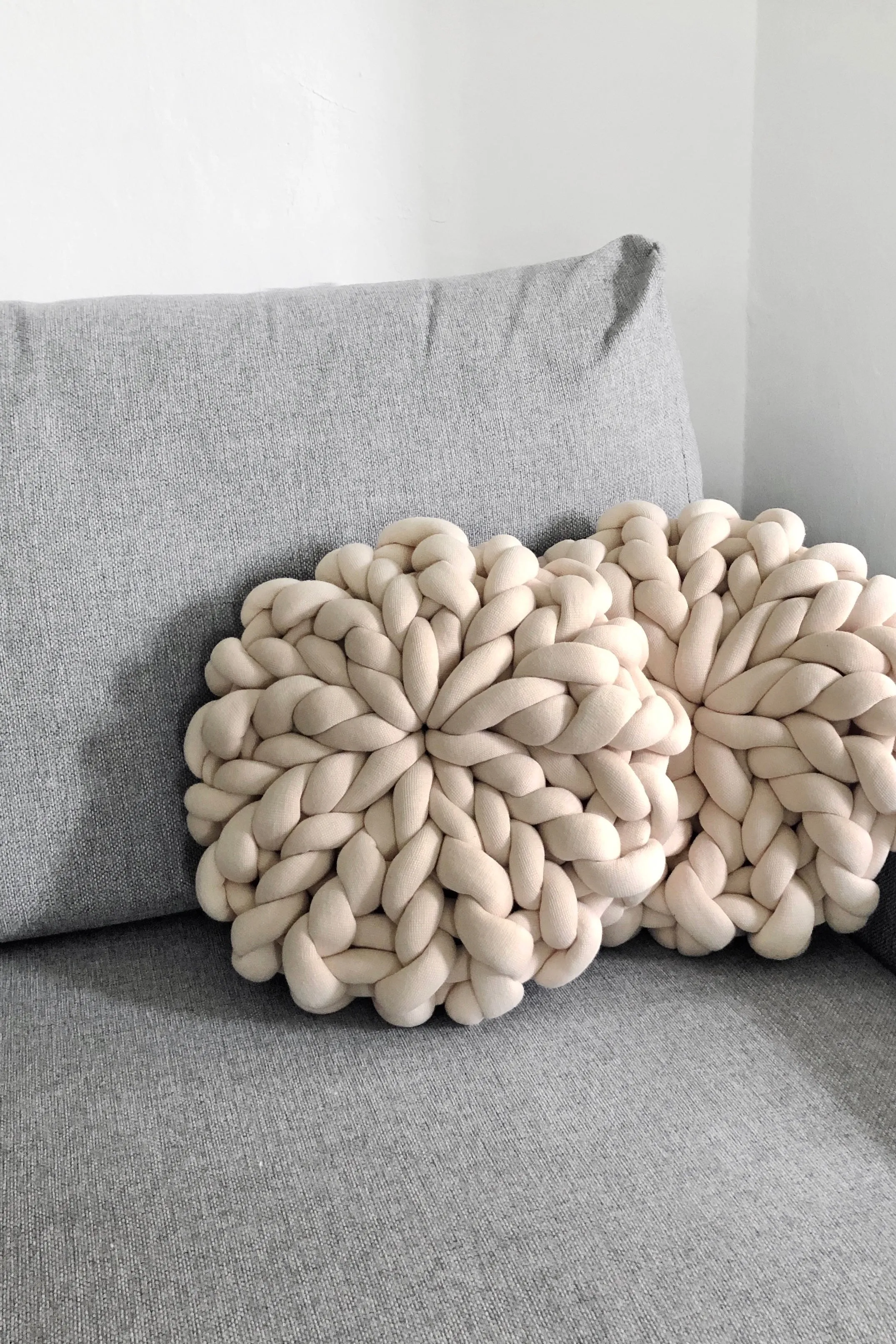 Tube yarn cushions set of 2